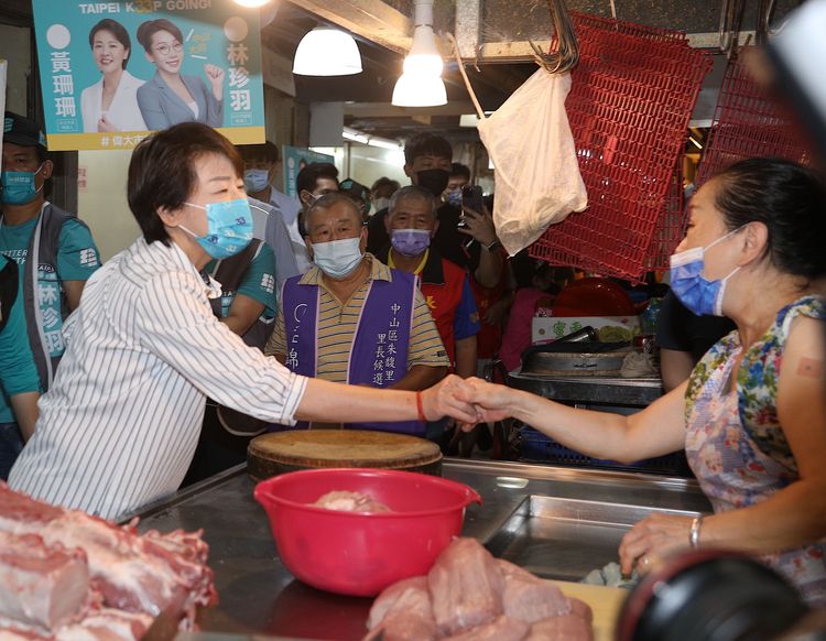 黃珊珊今日走訪長春市場拜票。陳明中攝