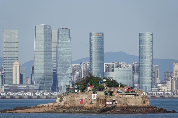 「金門自由行３日」帶旅客體驗金廈藍色公路，行經大膽島、二膽島及獅嶼等景點，體驗SUP立槳看夕陽和海上泳池活動。雄獅旅遊提供