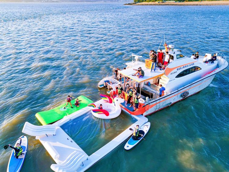 雄獅旅遊帶你抓住夏天的尾巴，市場首創推出金門「海上樂園」行程。雄獅旅遊提供