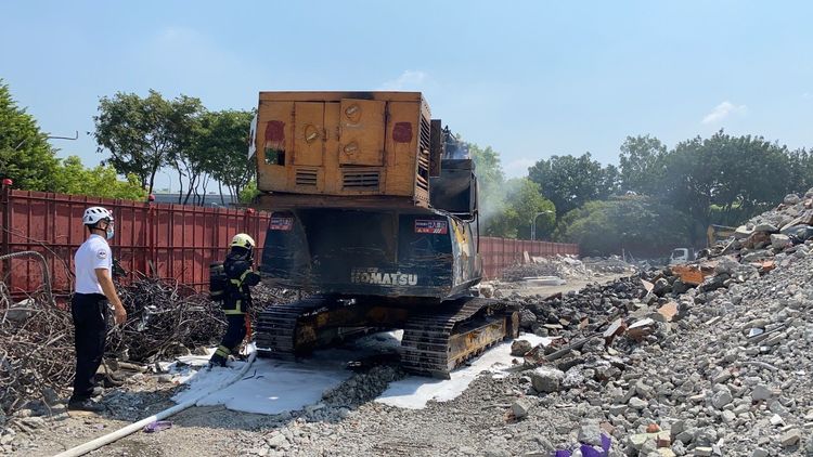 消防人員撲滅怪手的火勢。讀者提供