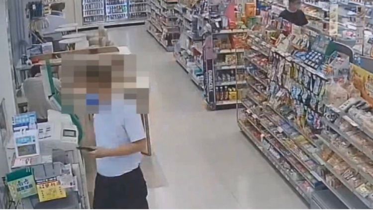 黃姓被害人外出講電話，旆桌上收納盒隨即遭竊。讀者提供