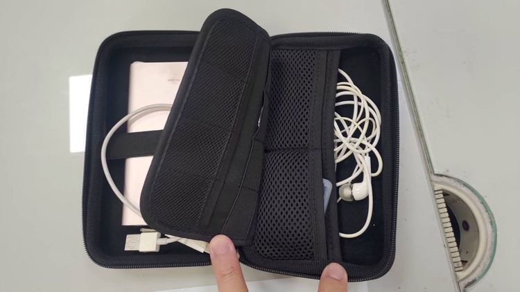 收納盒內僅有行動電源及耳機等物，沒有現金。讀者提供