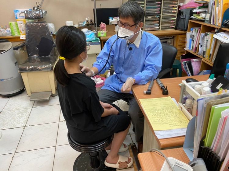 曾崇芳醫師中秋連假不停診，發現新冠肺炎確診數到昨天暴增近一倍，提醒民眾打好打滿疫苗外，外出仍要戴口罩勤洗手避免病毒感染。曾崇芳醫師提供