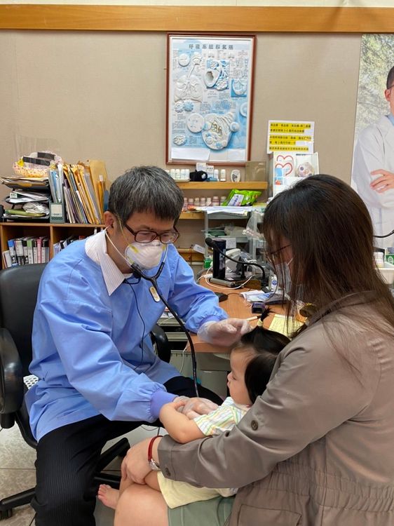 台中市診所協會理事長曾崇芳呼籲針對4個月以下幼兒採取送禮券等打疫苗優惠，強化目前嬰幼兒打新冠肺炎疫苗低施打率的窘況。曾崇芳醫師提供