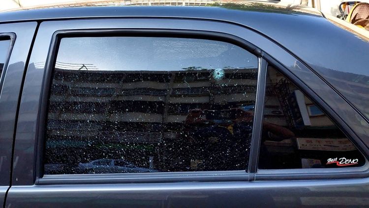 另輛汽車破璃也被空氣槍鋼珠彈射破。讀者提供