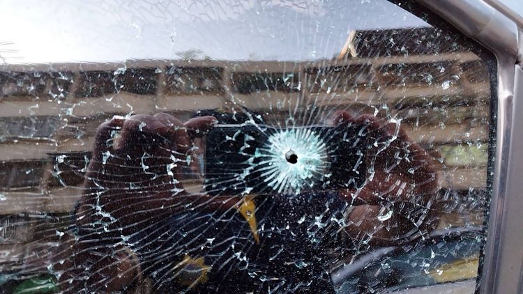 汽車破璃被空氣槍鋼珠彈射破。讀者提供