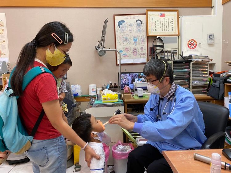 台中市診所協會理事長曾崇芳以臨床經驗，認為唾液快篩對於身心障礙童或幼童是另一種採檢防疫的好工具。曾崇芳醫師提供