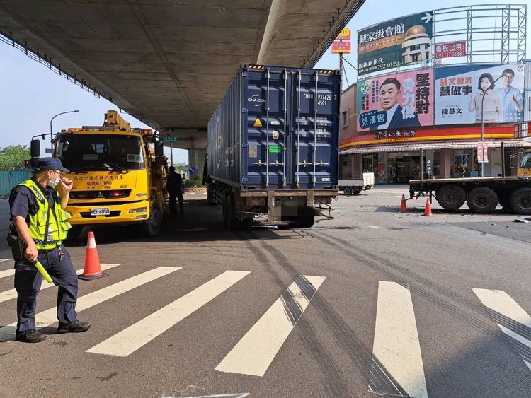 地上有長長煞車痕。讀者提供