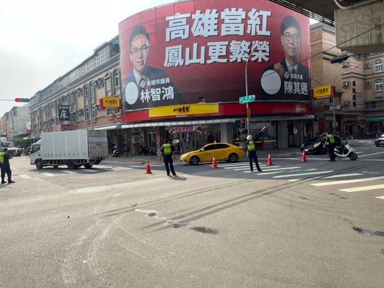 警方在車禍現場疏導交通。讀者提供