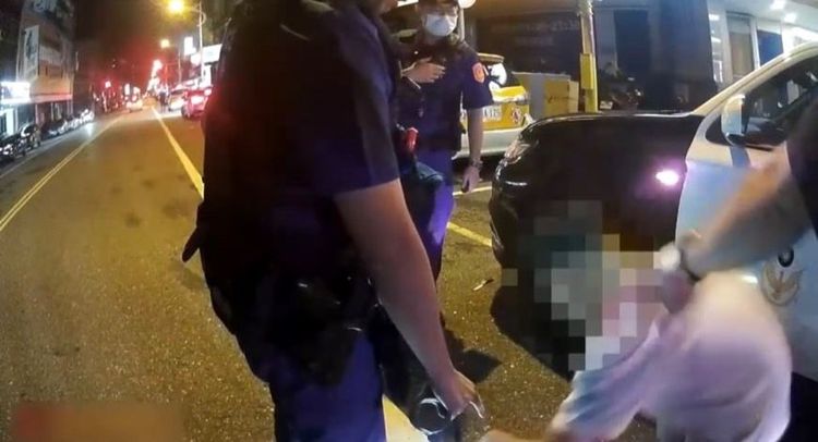 警力到場噴辣椒水才制伏持刀歹徒。警方提供