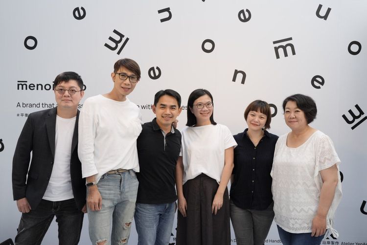 《人類圖畫館》館長Yuyu（右三）帶著旗下分析師出席活動。Jojo提供