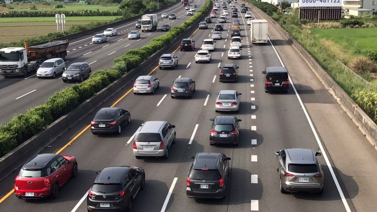 中秋連假首日國道一號中山高一早即湧車潮。民眾提供