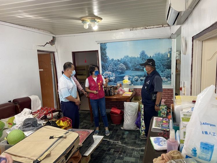 台東縣府官員前往震災受災戶慰問並致贈慰問金。台東縣府提供