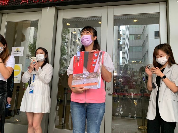 張文潔秀出遭潑粥、麵線照片。翻攝畫面