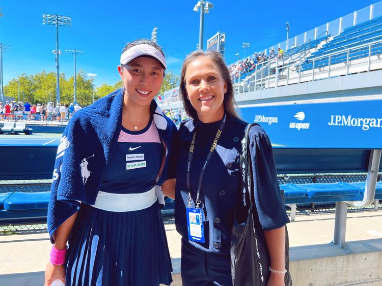 前女雙球后休伯（右）來探班