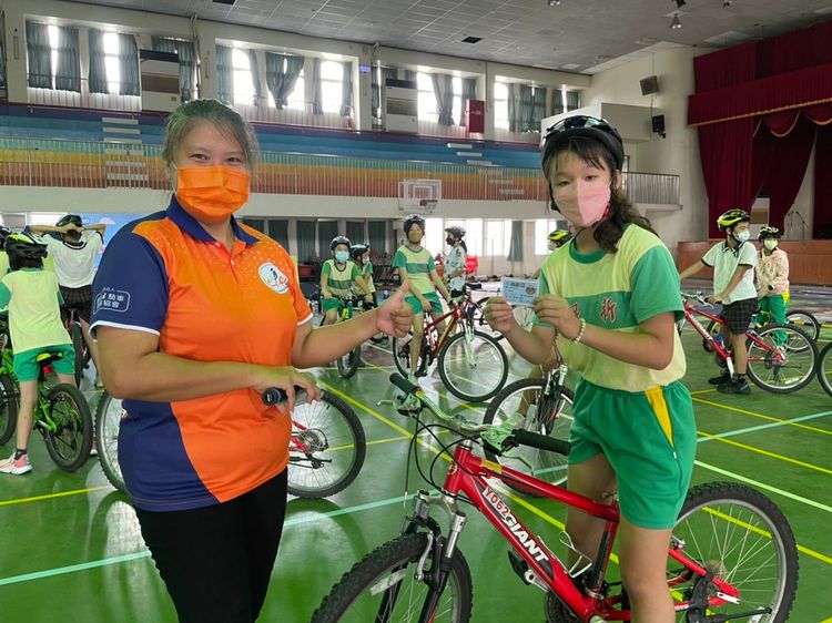 學童結訓拿到小騎士駕駛。王志弘攝