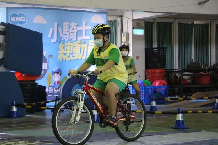 高年級學童全副武裝挑戰。王志弘攝