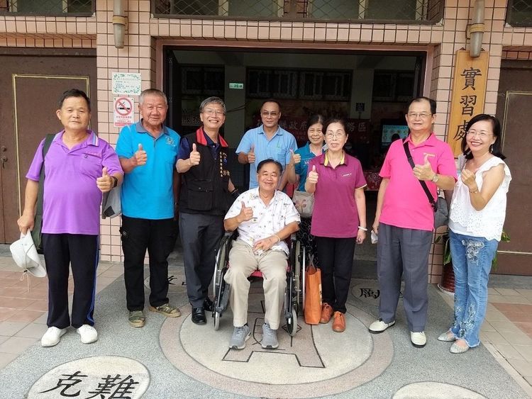 客屬會秘書長楊豐碩坐輪椅應考。花蓮縣政府提供