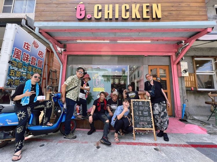 董事長樂團及同行友人在「G.CHICKEN」店外拍留念。獨一無二娛樂提供
