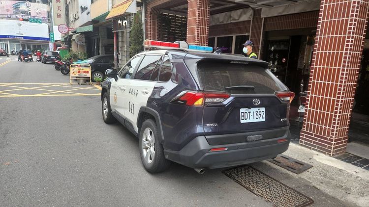 警方到旅館查案。警方提供