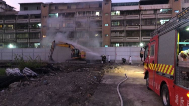 消防人員到場搶救，迅速撲滅怪手的火勢。讀者提供