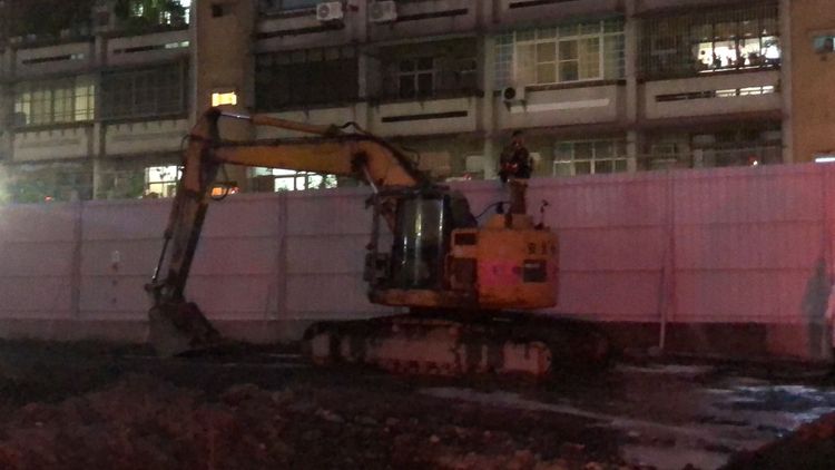 怪手的火勢迅速被撲滅，現場無人傷亡。讀者提供