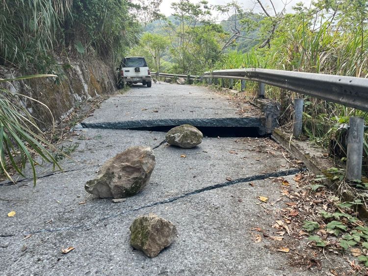 除了道路變形坍塌，還有許落石擋住車輛通行。富里鄉公所提供
