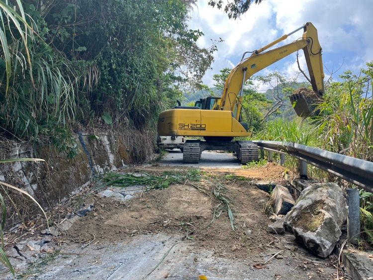 施工單位派遣重型機具搶通道路。富里鄉公所提供