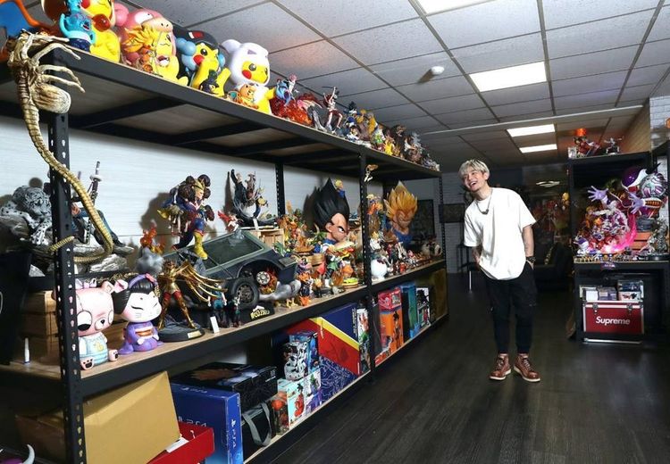 阿電親自導覽上百尊的公仔收藏。陳明中攝