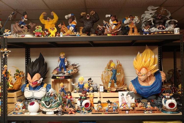 阿電的收藏間，擺放各類《七龍珠》的造型公仔。陳明中攝