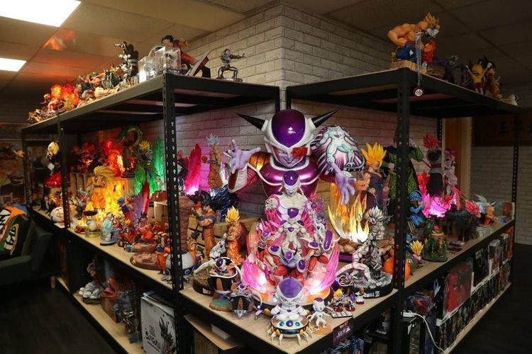 阿電最喜歡透過監視鏡頭，欣賞自己的收藏。陳明中攝