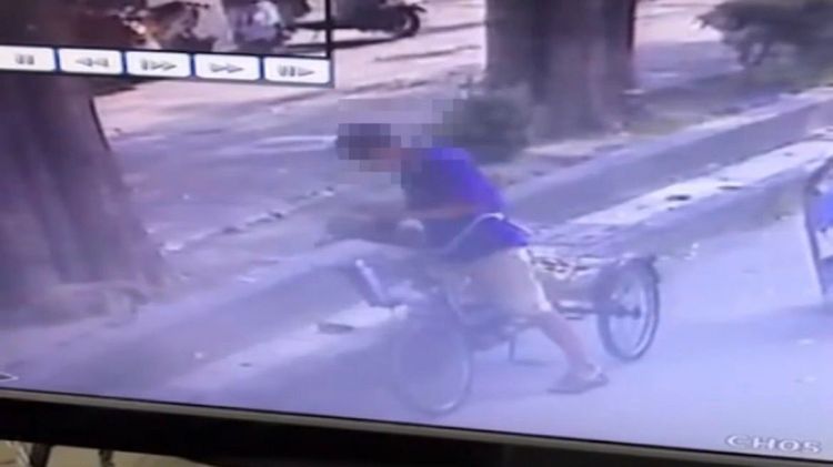 周男行竊過程被監視器拍下。讀者提供