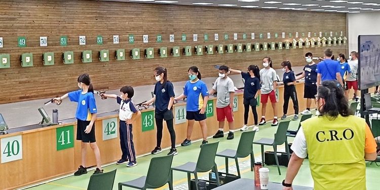 陳明真兒子（左二）認真練習空氣槍。季忠平提供