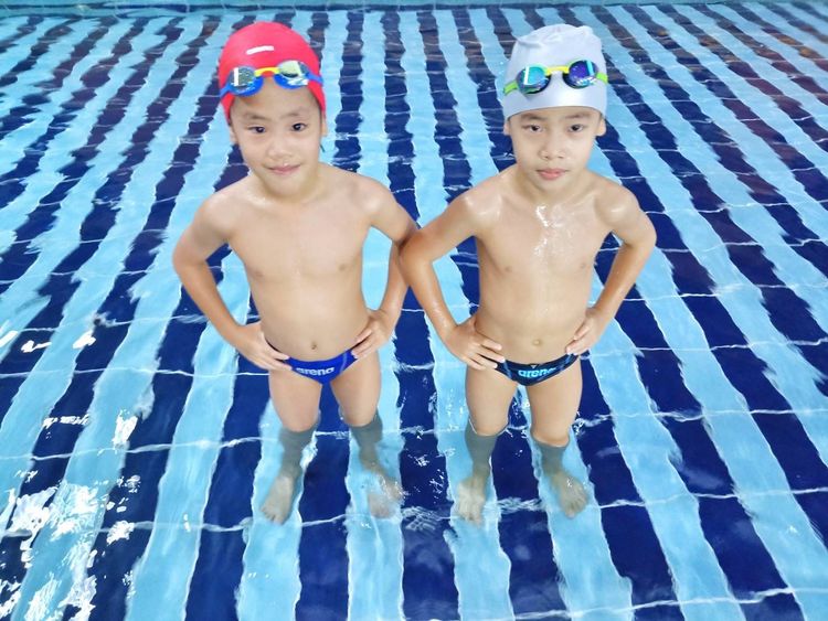 陳明真、季忠平一對可愛的雙胞胎兒從出生5個月就學游泳至今。季忠平攝