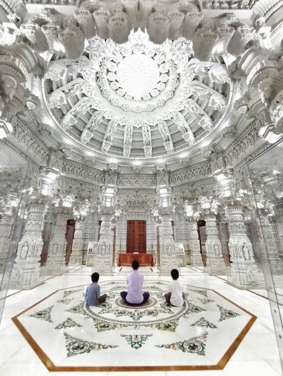 季忠平與兒子們在美國的寺廟冥想禪修。季忠平提供