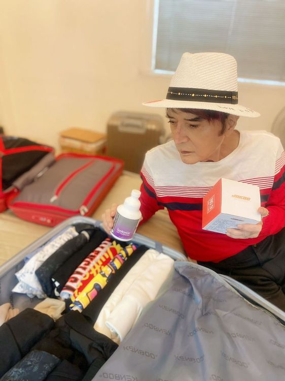 林沖仔細準備出國的行李。經紀人Kevin提供