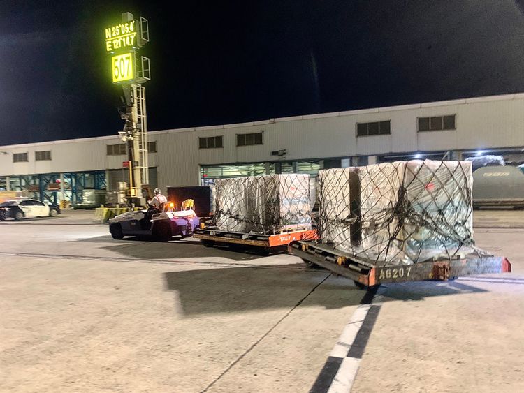 80萬劑次世代疫苗於晚間2217由華航CI5245運送抵台。翻攝畫面