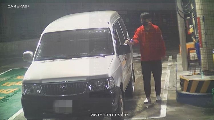購買帳號的貨車司機前往加油站加油。警方提供