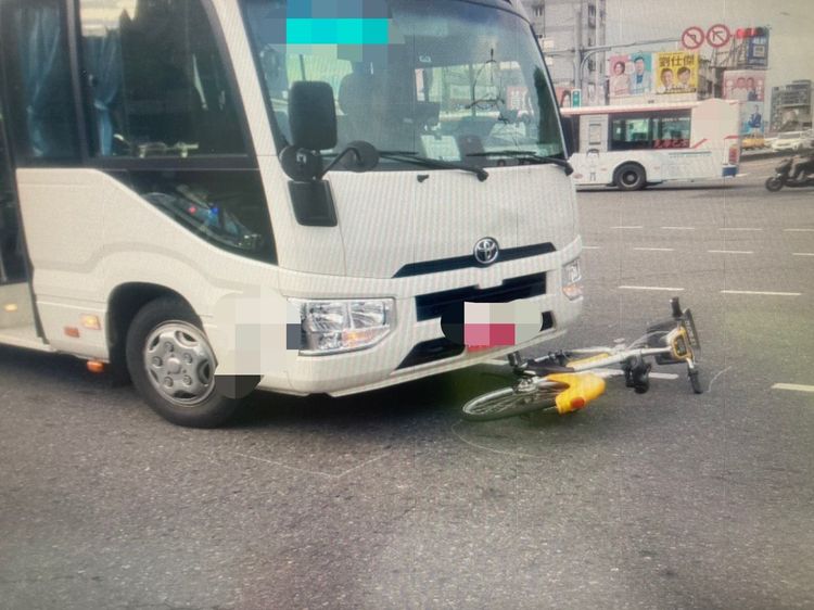 YouBike被卡在車頭。民眾提供