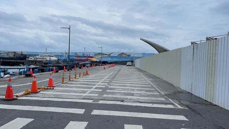 下午港口候船區遮棚已拆除。台東縣府提供