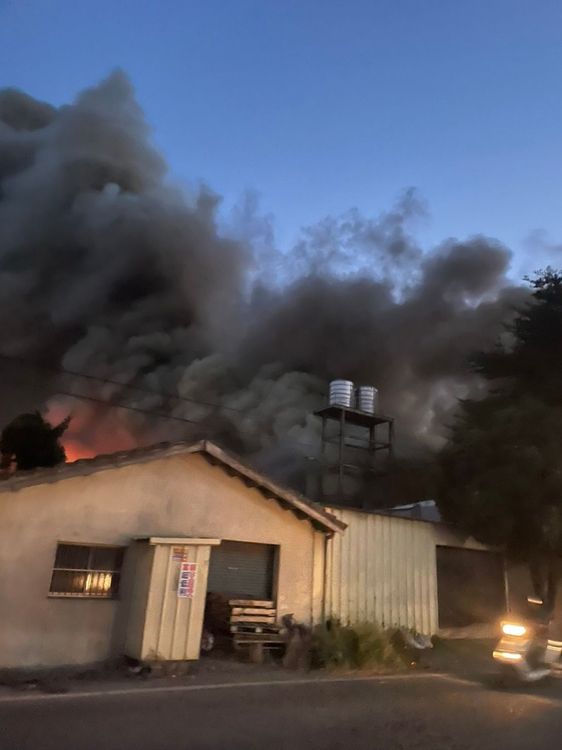 大量濃煙從火場竄出。民眾提供