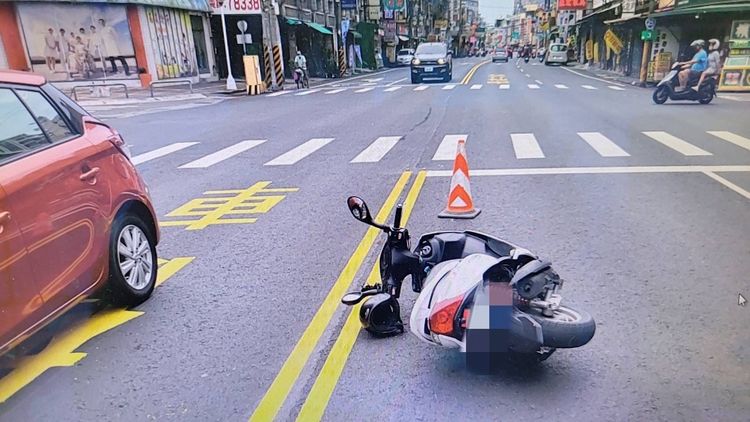 劉姓少年自摔後，機車翻覆在路面。讀者提供