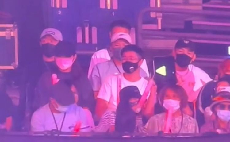 Selina帶男友一起聆聽動力火車演唱會。讀者提供