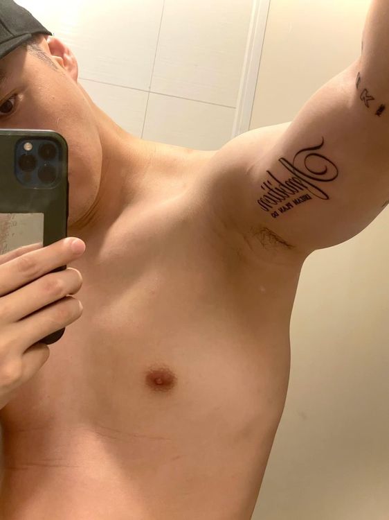 周湯豪曬半裸的自拍照。翻攝周湯豪臉書