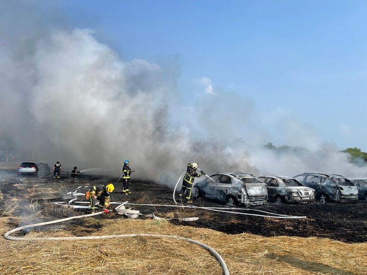 現場超過二十輛車遭大火焚毀。民眾提供