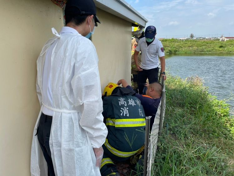 救護人員趕抵現場將張男送醫急救。讀者提供