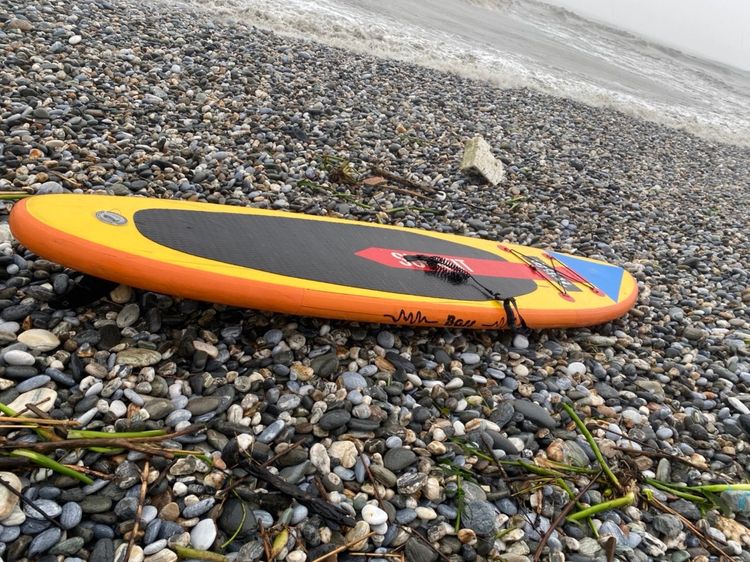 SUP（立式划槳）被海浪打回岸邊，落水5人皆已救起送醫。花蓮消防局提供