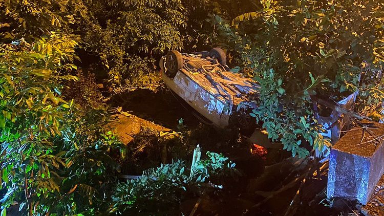 嫌犯駕車闖紅燈還拒檢，逼到無路駕車衝撞翻覆邊坡人逃了。警方提供