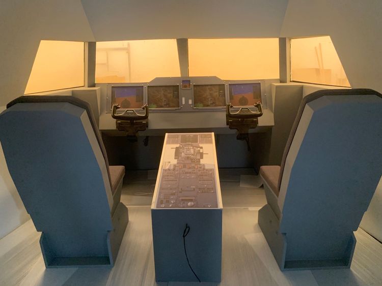 實體客機的客艙內還有駕駛艙、空服人員專屬座位。台中市政府提供