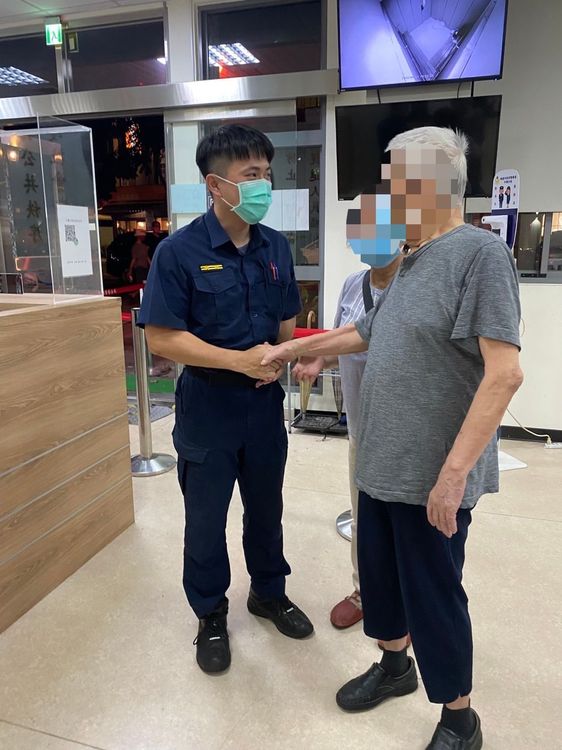 老婦的丈夫到警所致謝。中壢警分局提供